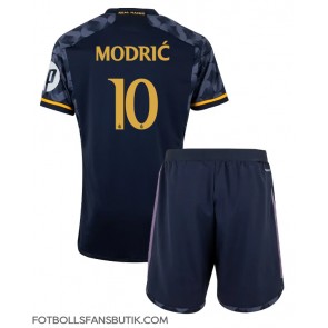 Real Madrid Luka Modric #10 Replika Bortatröja Barn 2023-24 Kortärmad (+ Korta byxor)